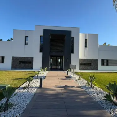 Sale of middle floor apartment in Benahavís