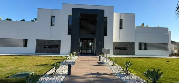 Sale of middle floor apartment in Benahavís 1