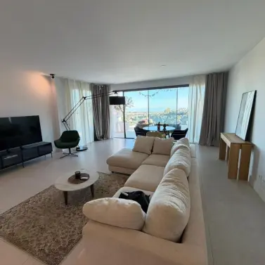 Sale of middle floor apartment in Benahavís