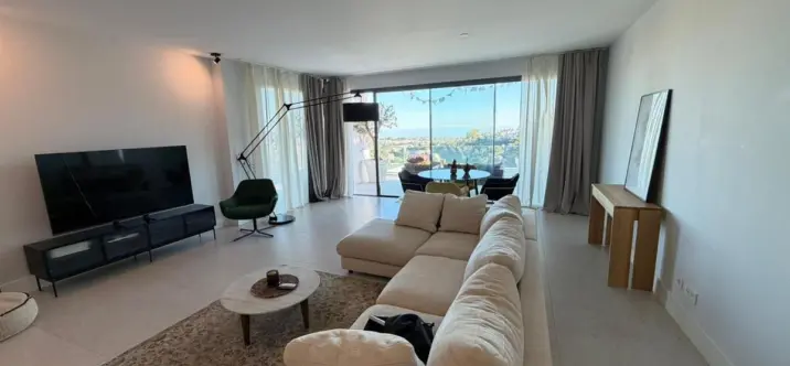 Sale of middle floor apartment in Benahavís 2