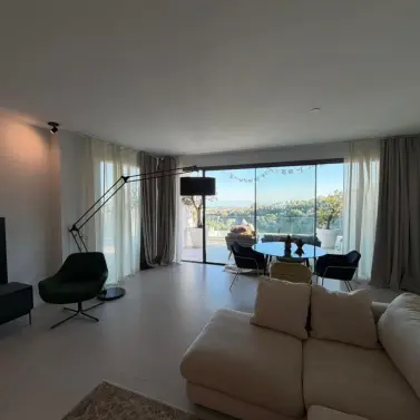 Sale of middle floor apartment in Benahavís