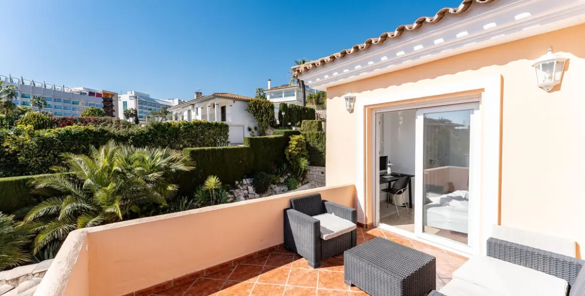 Sale of detached villa in La Capellania 20
