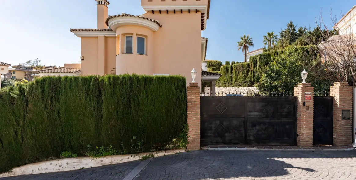 Sale of detached villa in La Capellania 33