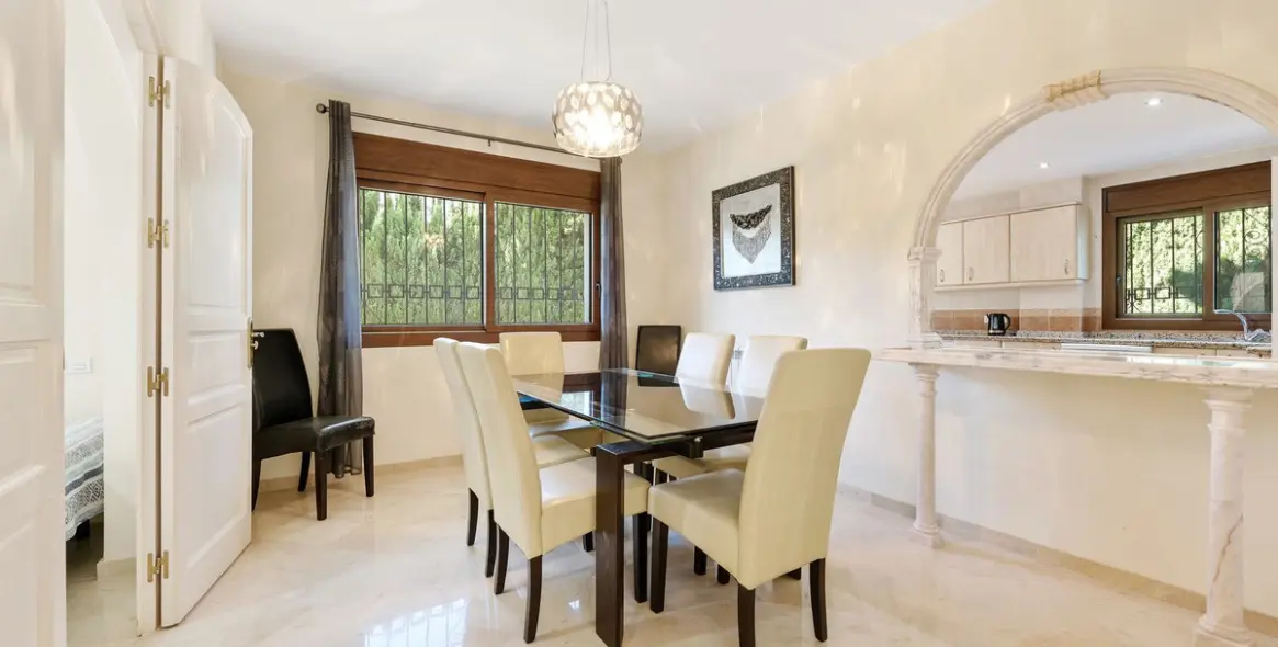 Sale of detached villa in Atalaya 4