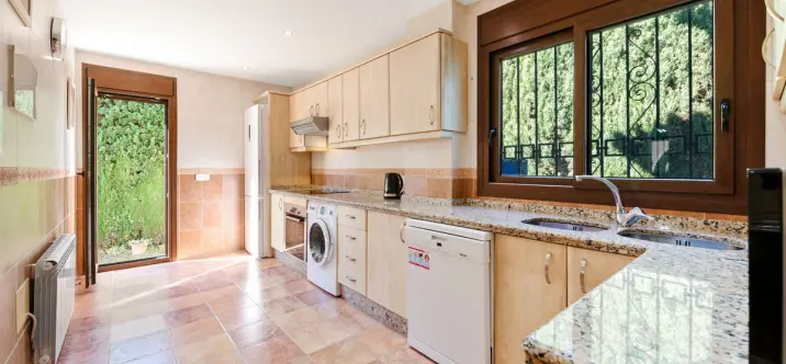 Sale of detached villa in Atalaya 4