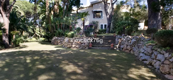 Venta de villa independiente en Calahonda 0