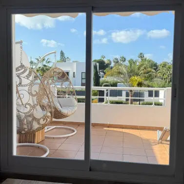 Долгосрочная аренда двухуровневого пентхауса в Estepona