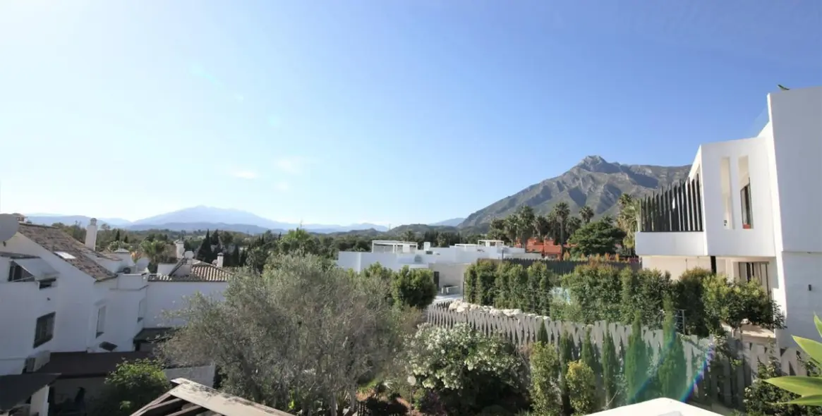 Long-term rent of detached villa in The Golden Mile 28