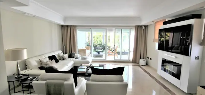 Long-term rent of detached villa in The Golden Mile 1