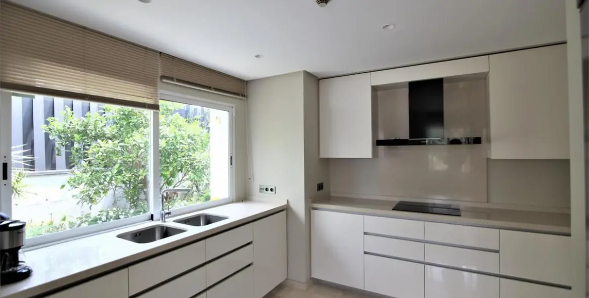 Long-term rent of detached villa in The Golden Mile 5