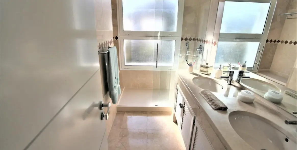 Long-term rent of detached villa in The Golden Mile 12