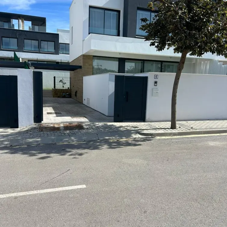 Alquiler a largo plazo de casa pareada en Estepona