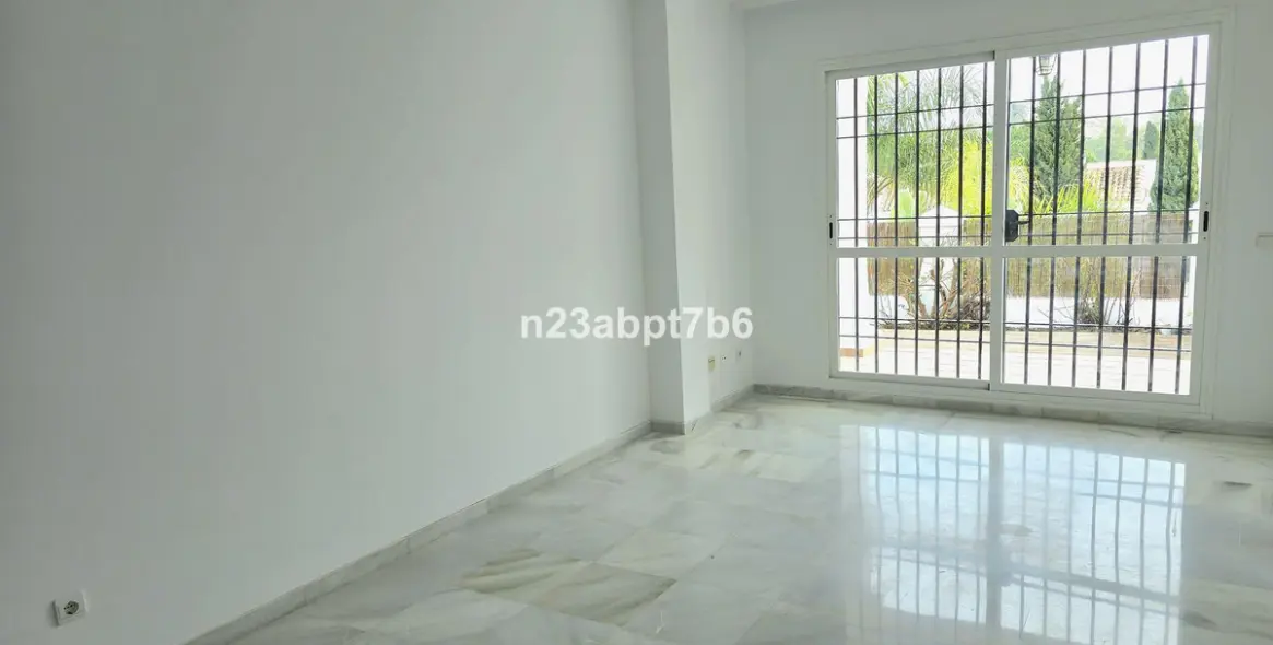 Venta de apartamento en planta baja en Nueva Andalucía 2