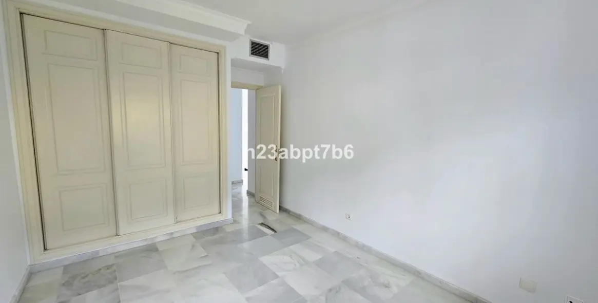 Venta de apartamento en planta baja en Nueva Andalucía 8