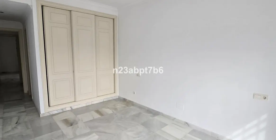 Venta de apartamento en planta baja en Nueva Andalucía 11