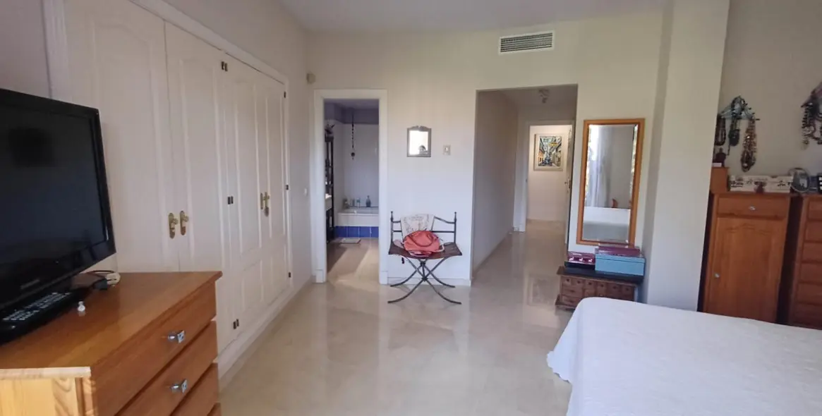 Sale of middle floor apartment in Guadalmina Alta 11