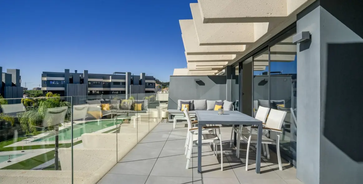 Sale of middle floor apartment in Estepona 1