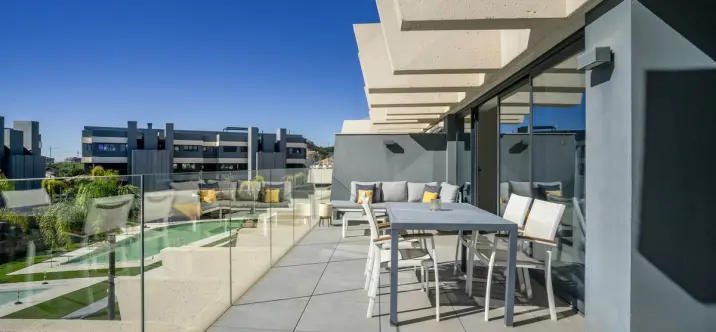 Sale of middle floor apartment in Estepona 0