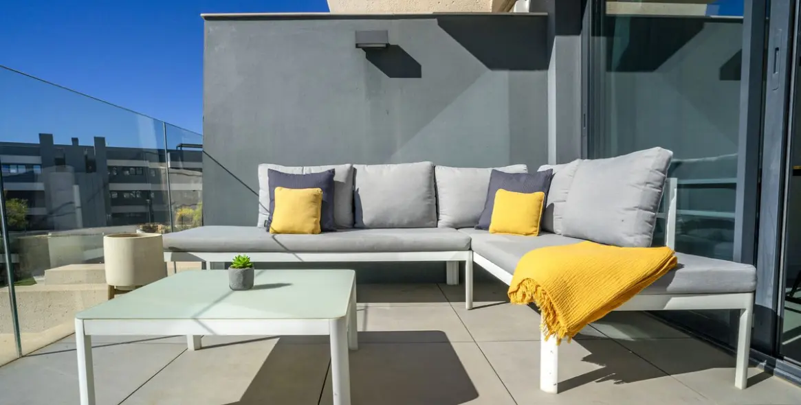 Sale of middle floor apartment in Estepona 2