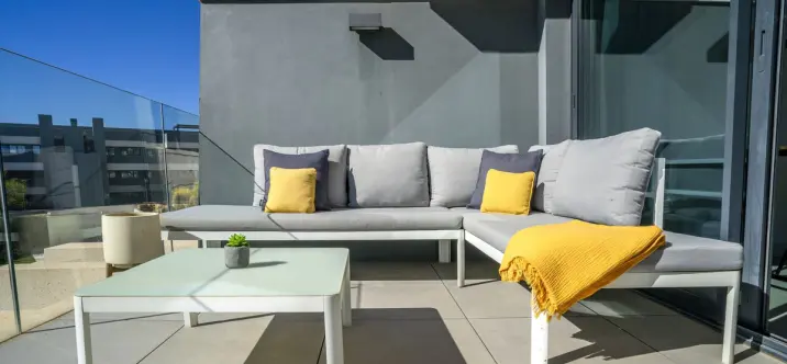 Sale of middle floor apartment in Estepona 1