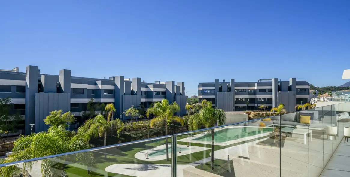 Sale of middle floor apartment in Estepona 5