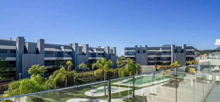 Sale of middle floor apartment in Estepona 4