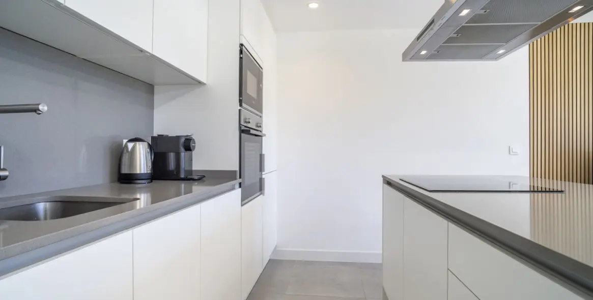 Sale of middle floor apartment in Estepona 17