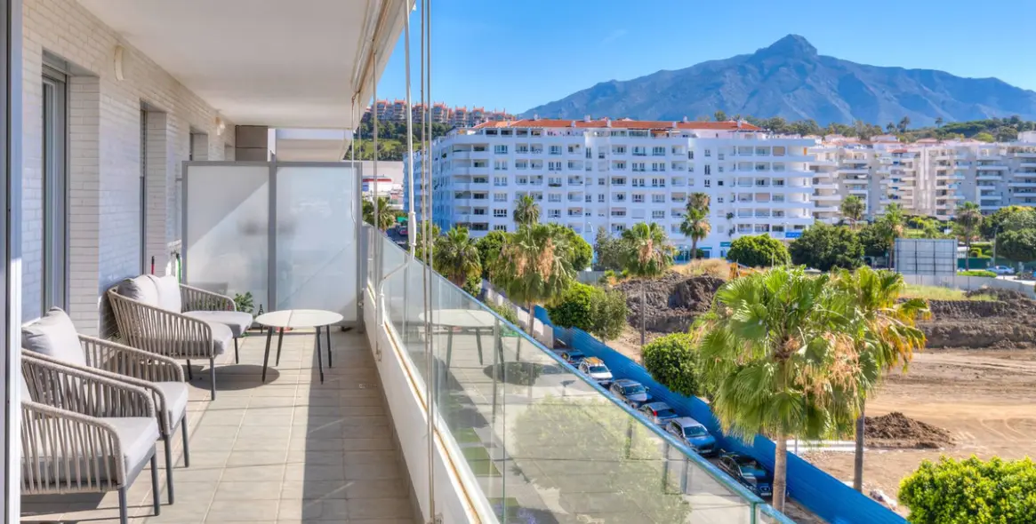 Sale of middle floor apartment in Nueva Andalucía 2