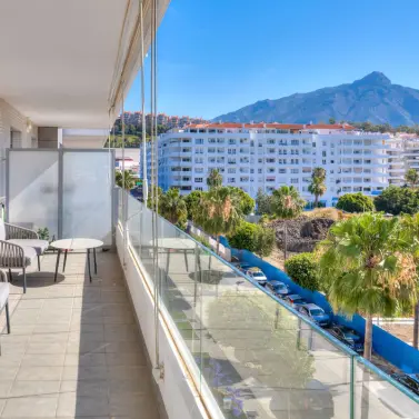 Sale of middle floor apartment in Nueva Andalucía