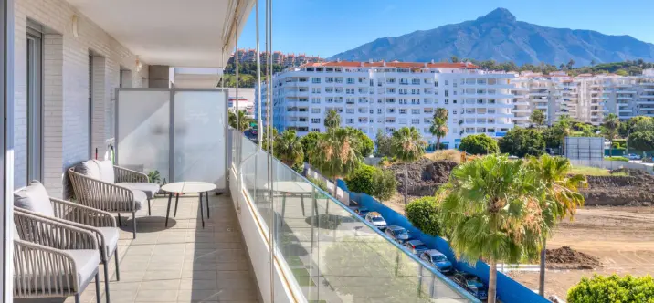 Sale of middle floor apartment in Nueva Andalucía 1