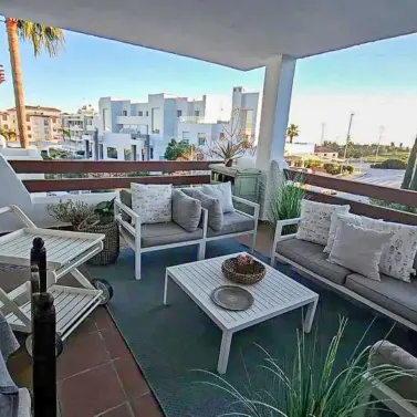 Venta de apartamento en planta media en Selwo