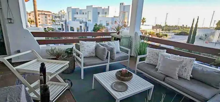 Venta de apartamento en planta media en Selwo 1
