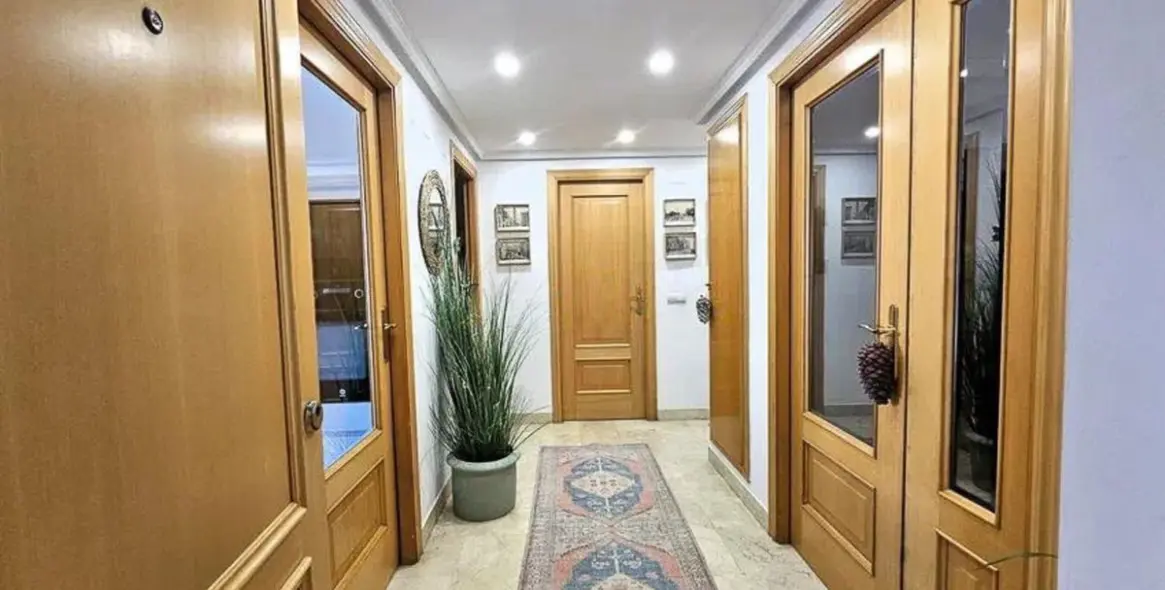 Venta de apartamento en planta media en Selwo 4