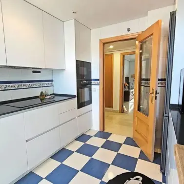 Venta de apartamento en planta media en Selwo