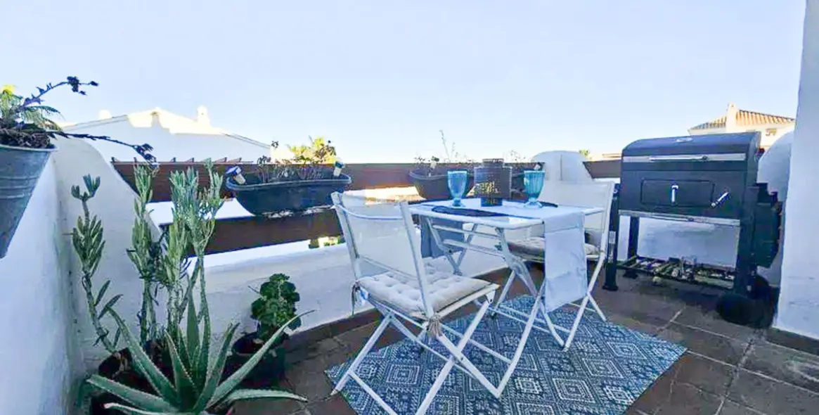 Venta de apartamento en planta media en Selwo 7