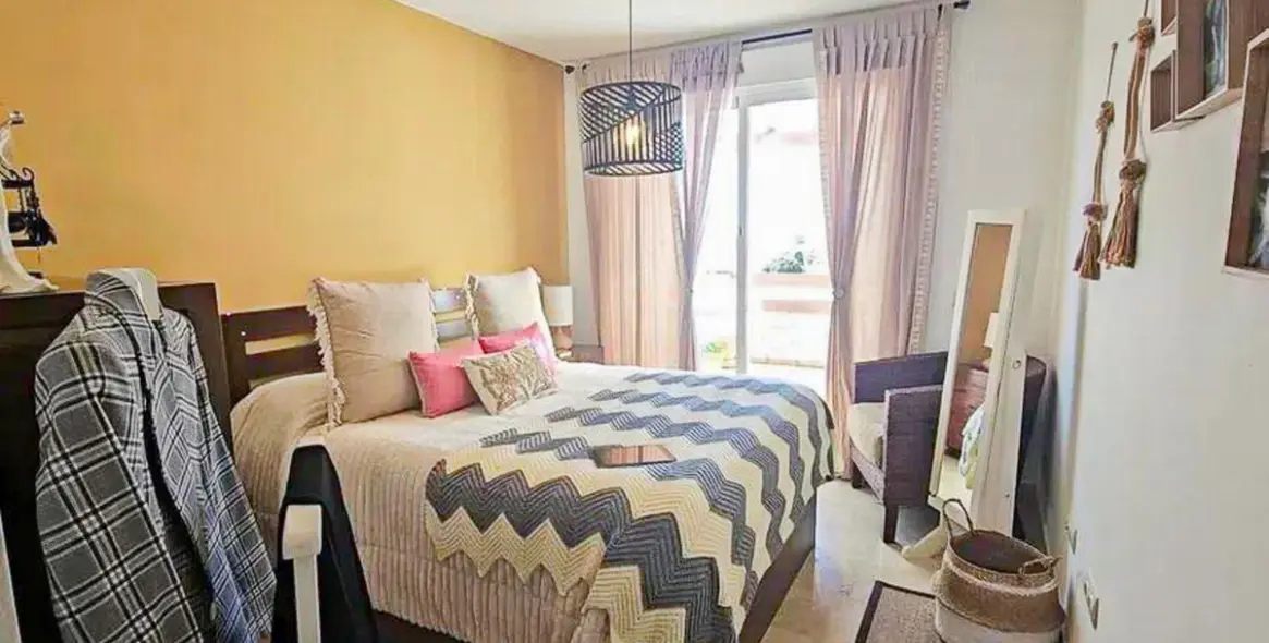 Venta de apartamento en planta media en Selwo 10