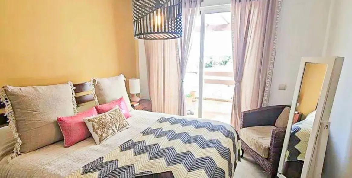 Venta de apartamento en planta media en Selwo 11