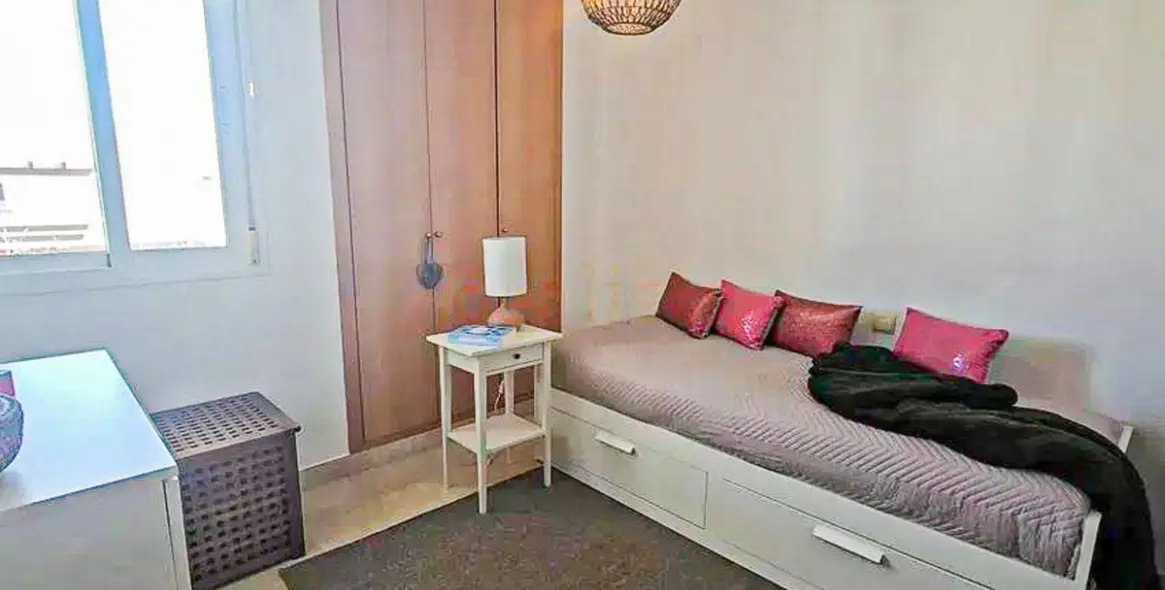 Venta de apartamento en planta media en Selwo 15