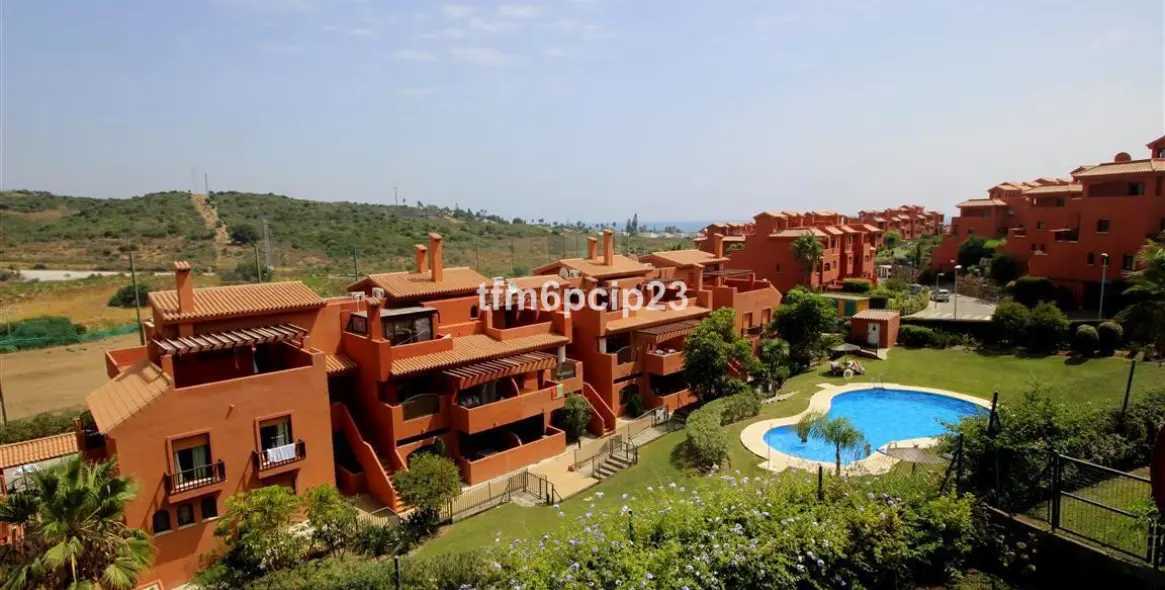 Продажа двухуровневого пентхауса в Estepona 1