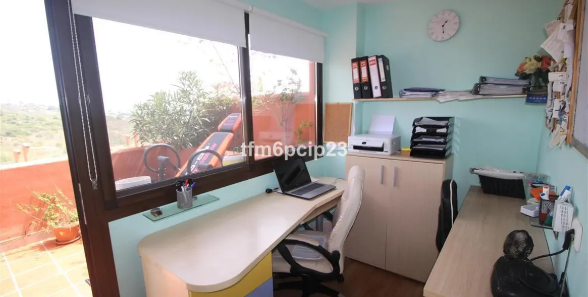 Продажа двухуровневого пентхауса в Estepona 16