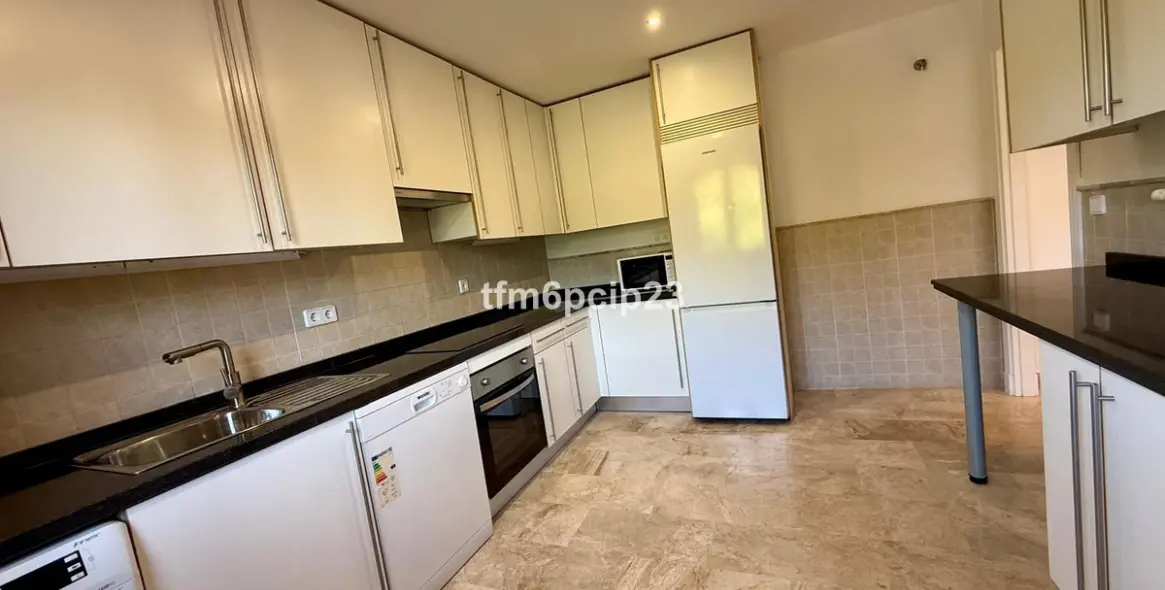 Venta de ático dúplex en Estepona 31