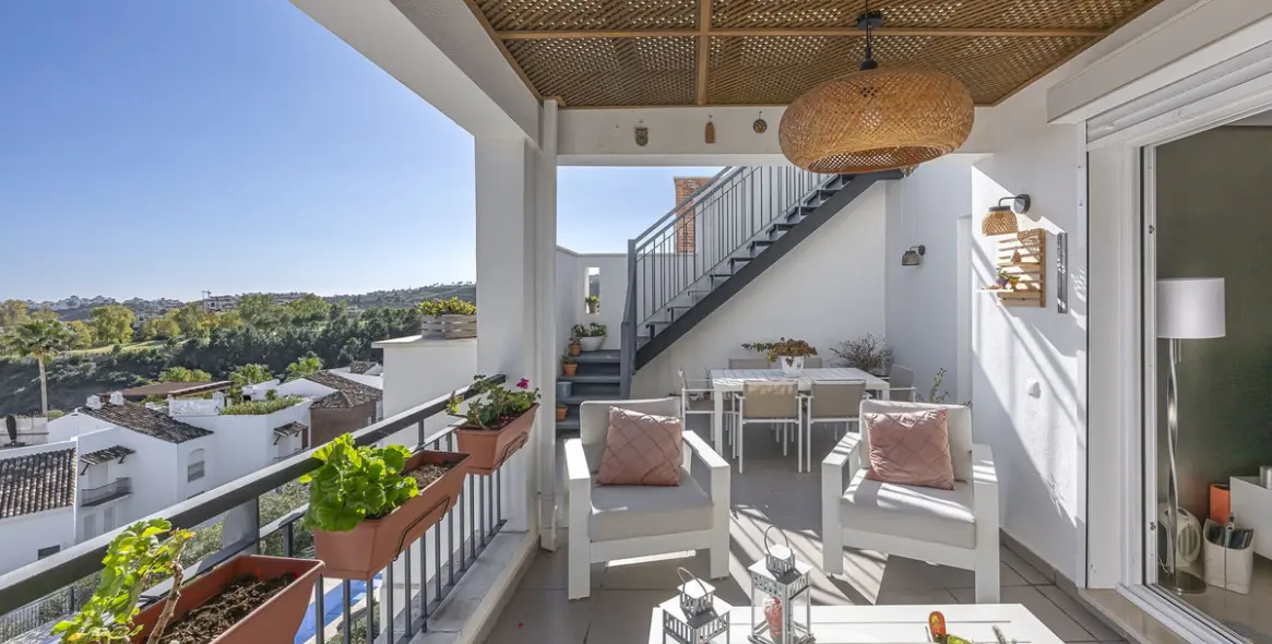 Продажа двухуровневого пентхауса в Benahavís 2