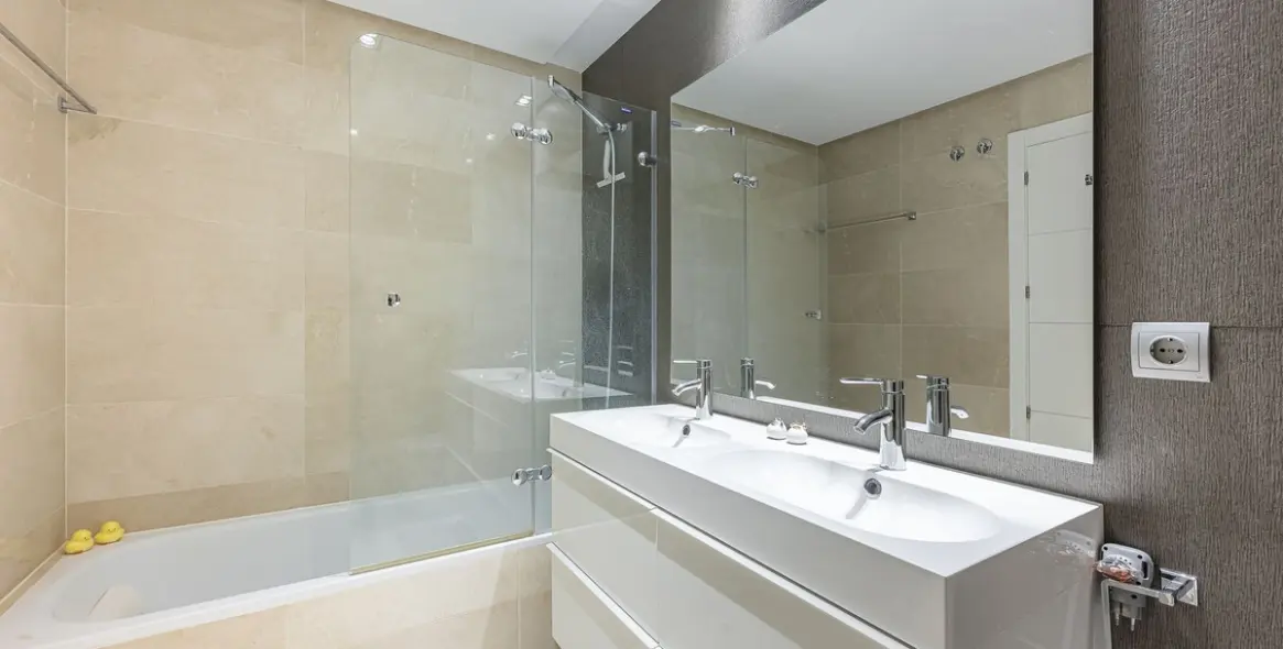 Продажа двухуровневого пентхауса в Benahavís 11