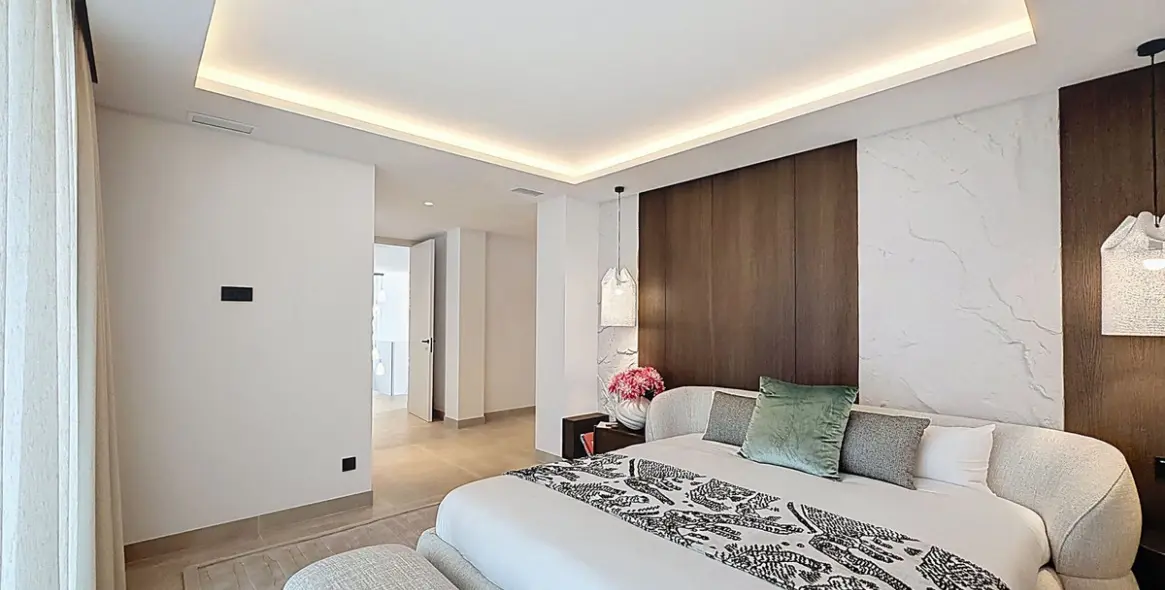 Sale of detached villa in Nagüeles 28