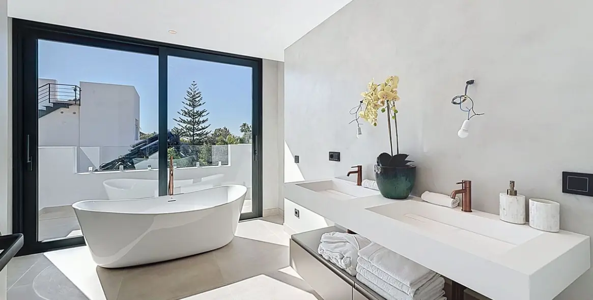 Sale of detached villa in Nagüeles 31