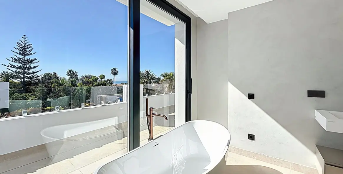 Sale of detached villa in Nagüeles 32