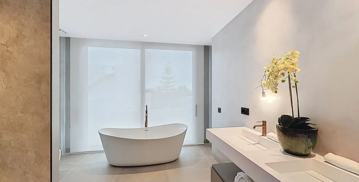 Sale of detached villa in Nagüeles 33