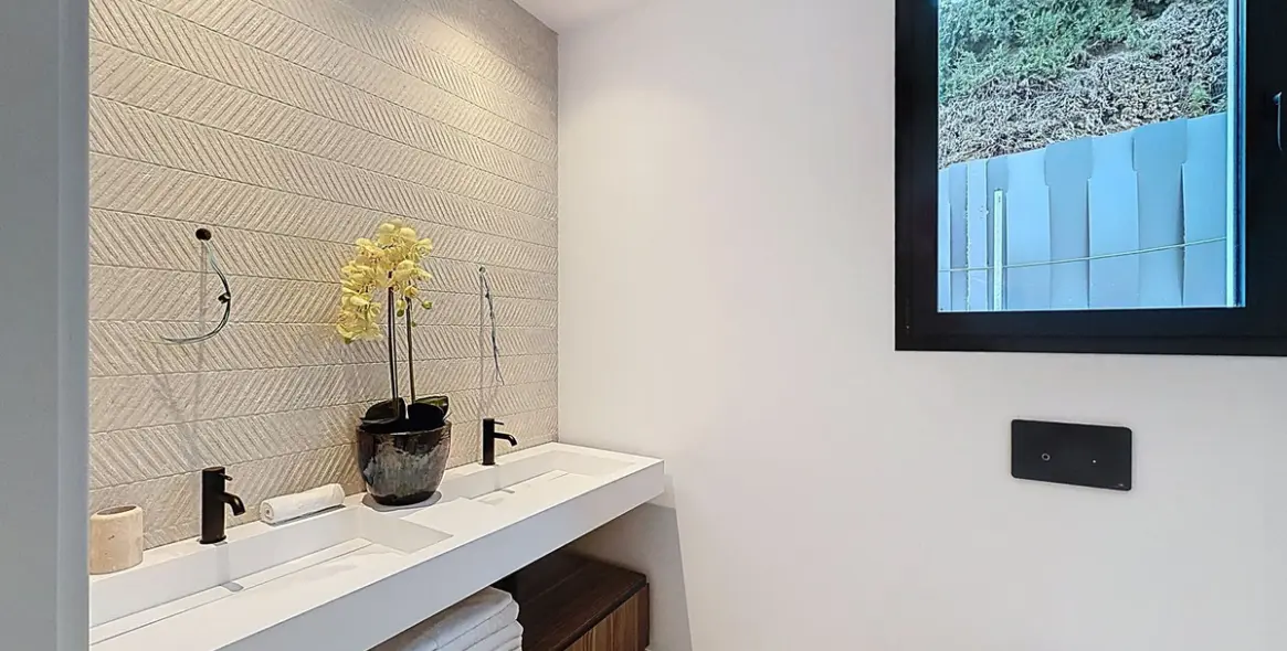 Sale of detached villa in Nagüeles 37