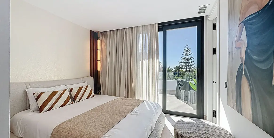 Sale of detached villa in Nagüeles 47