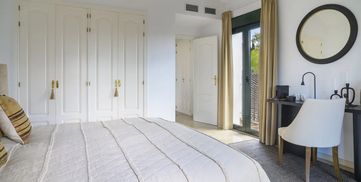 Venta de villa independiente en El Paraiso 11